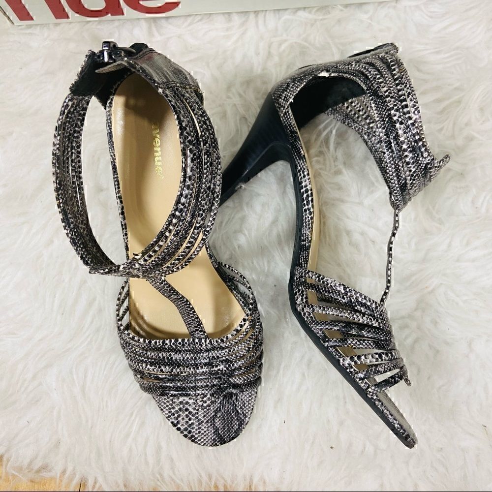 Avenue black and white animal print / snake print party holidays heel 8.5